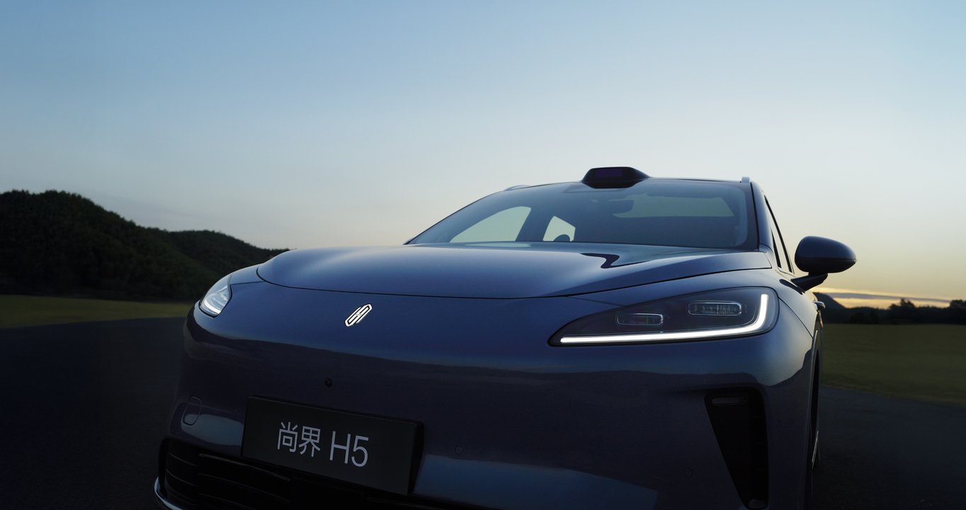 SAIC H5 in Flowing Gold Black driving on a city curve