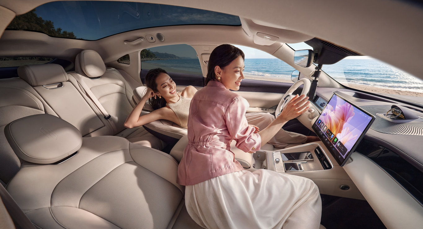 User reclining in the SAIC Z7-Z7T, showcasing the vehicle's zero-gravity seats