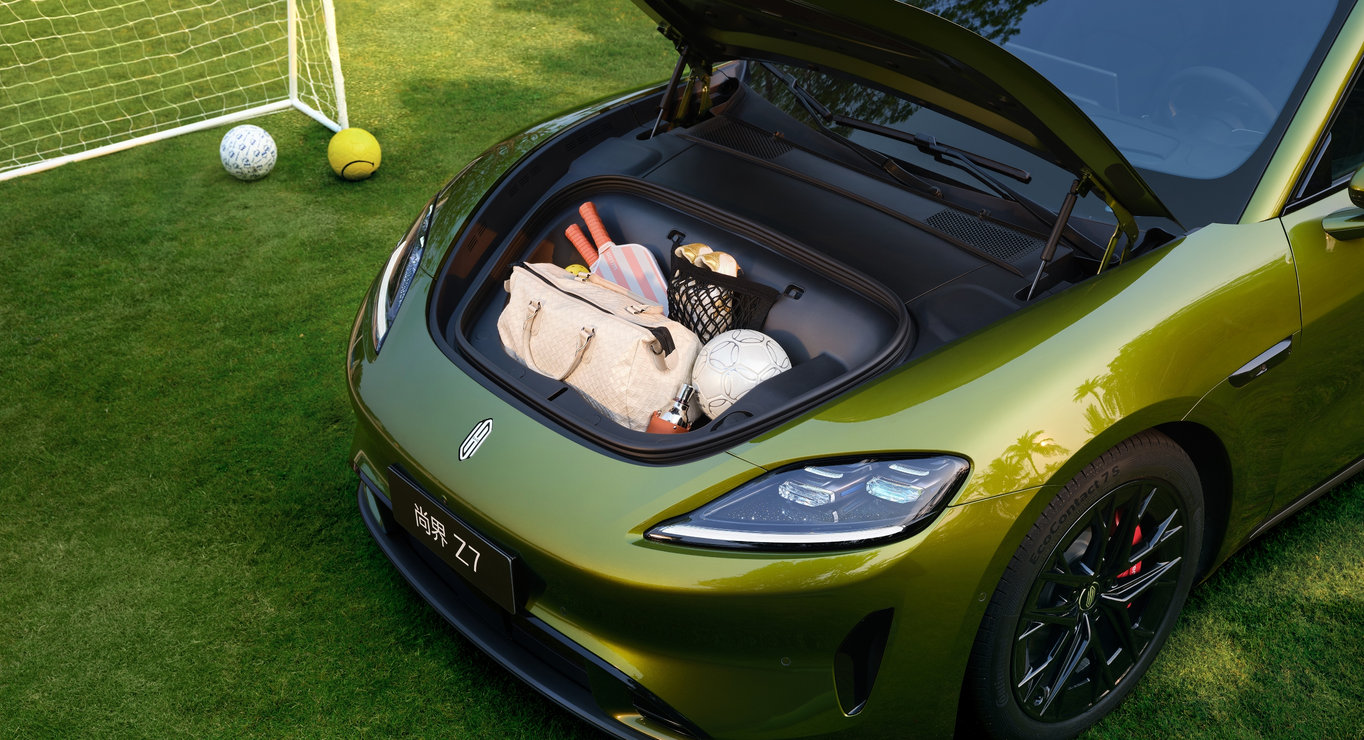 SAIC Z7 front trunk space demonstration