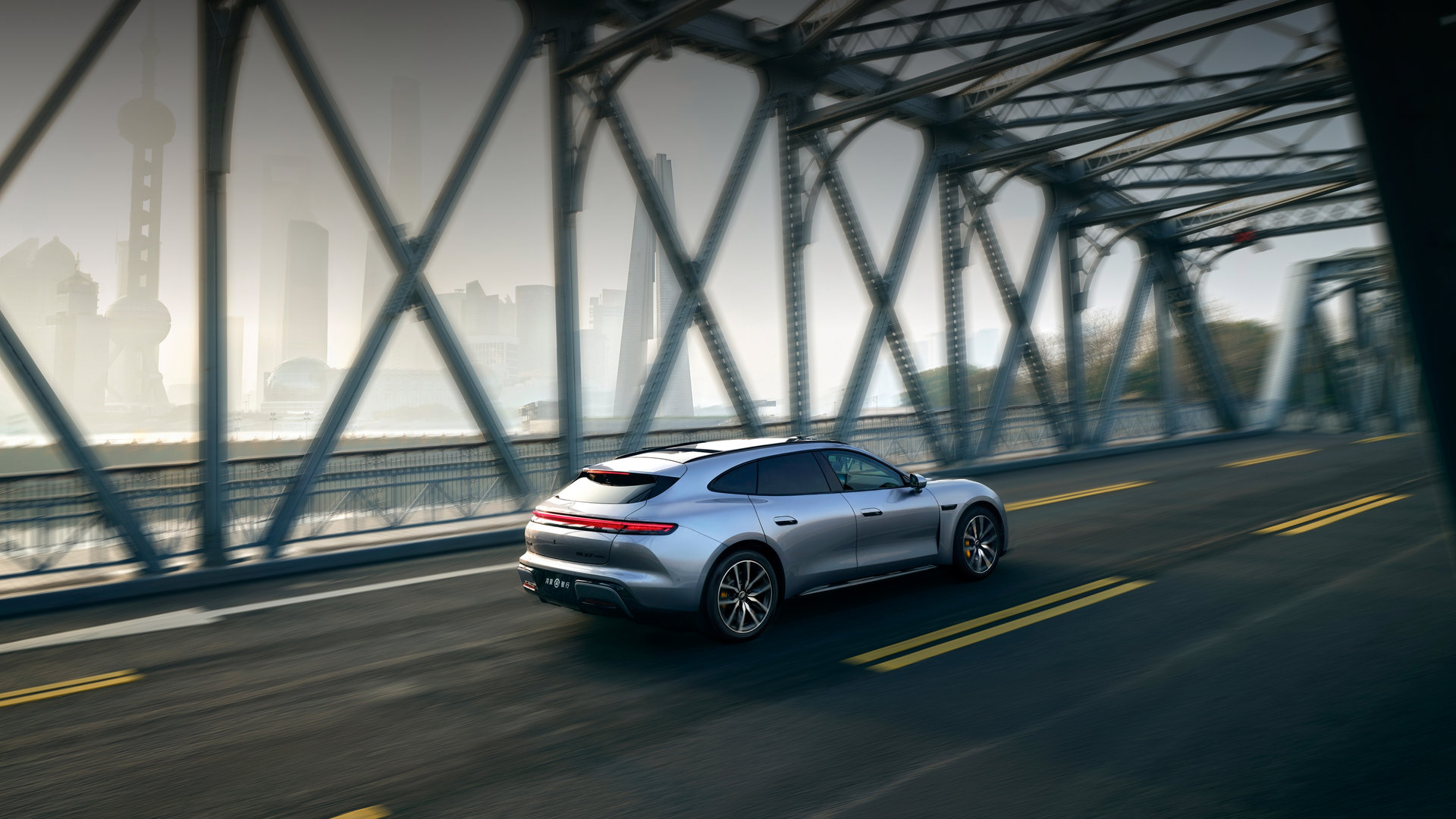 SAIC Z7T in motion, showcasing the vehicle equipped with HUAWEI TULING