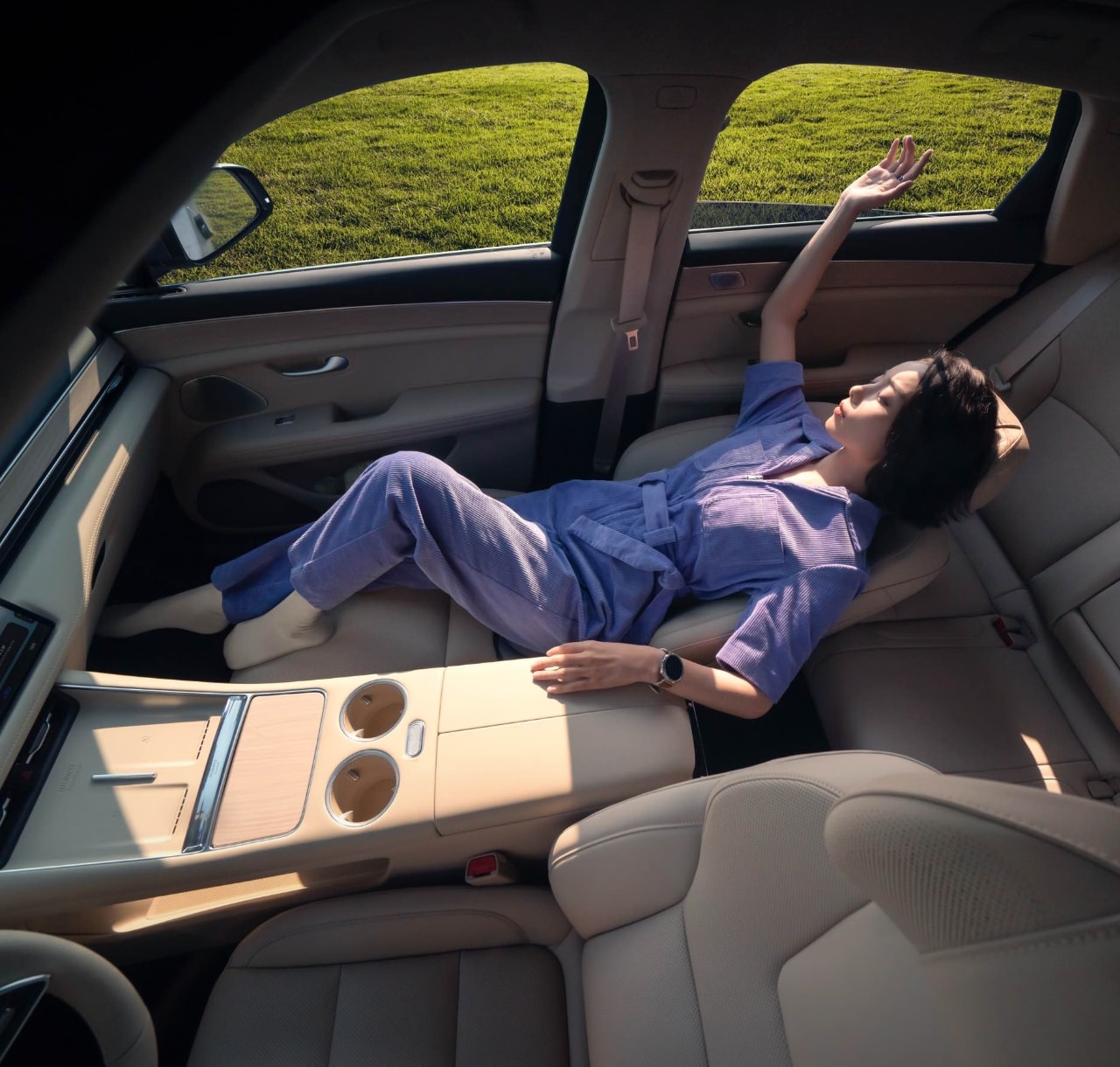 AITO New M5 Ultra Seamless Power Leg Rest (Front Passenger)