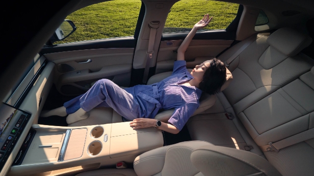 AITO New M5 Ultra Seamless Power Leg Rest (Front Passenger)