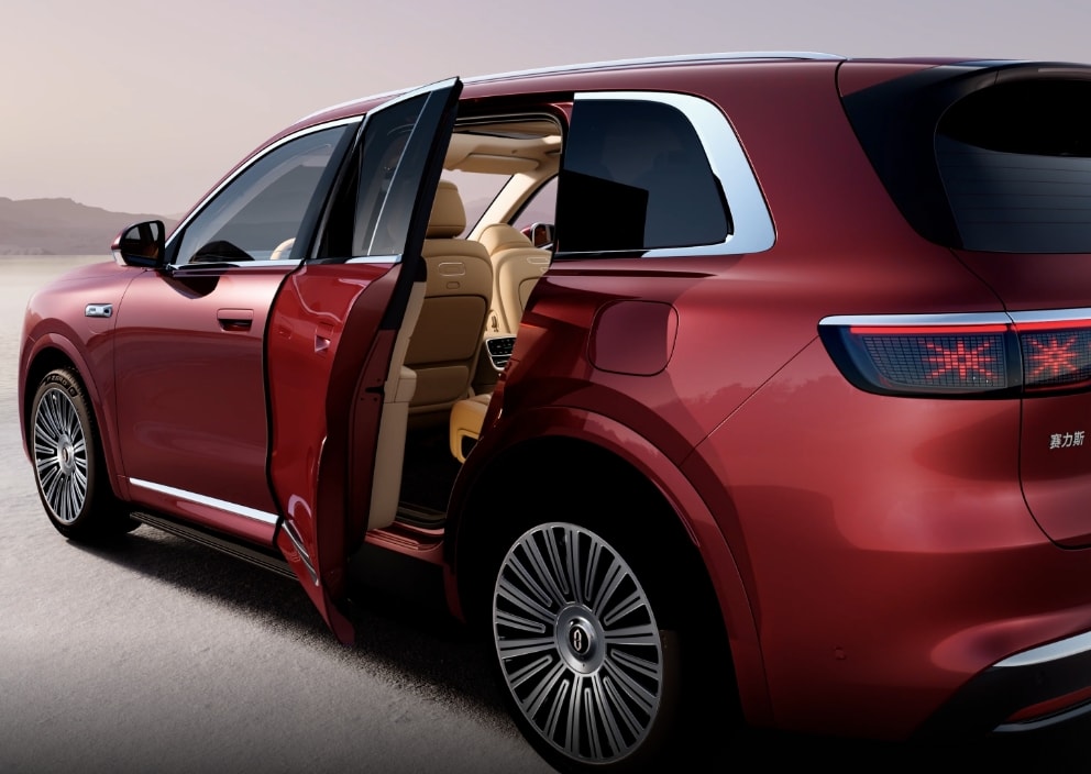 Showcasing the AITO M8's power-operated doors that open with a hand gesture