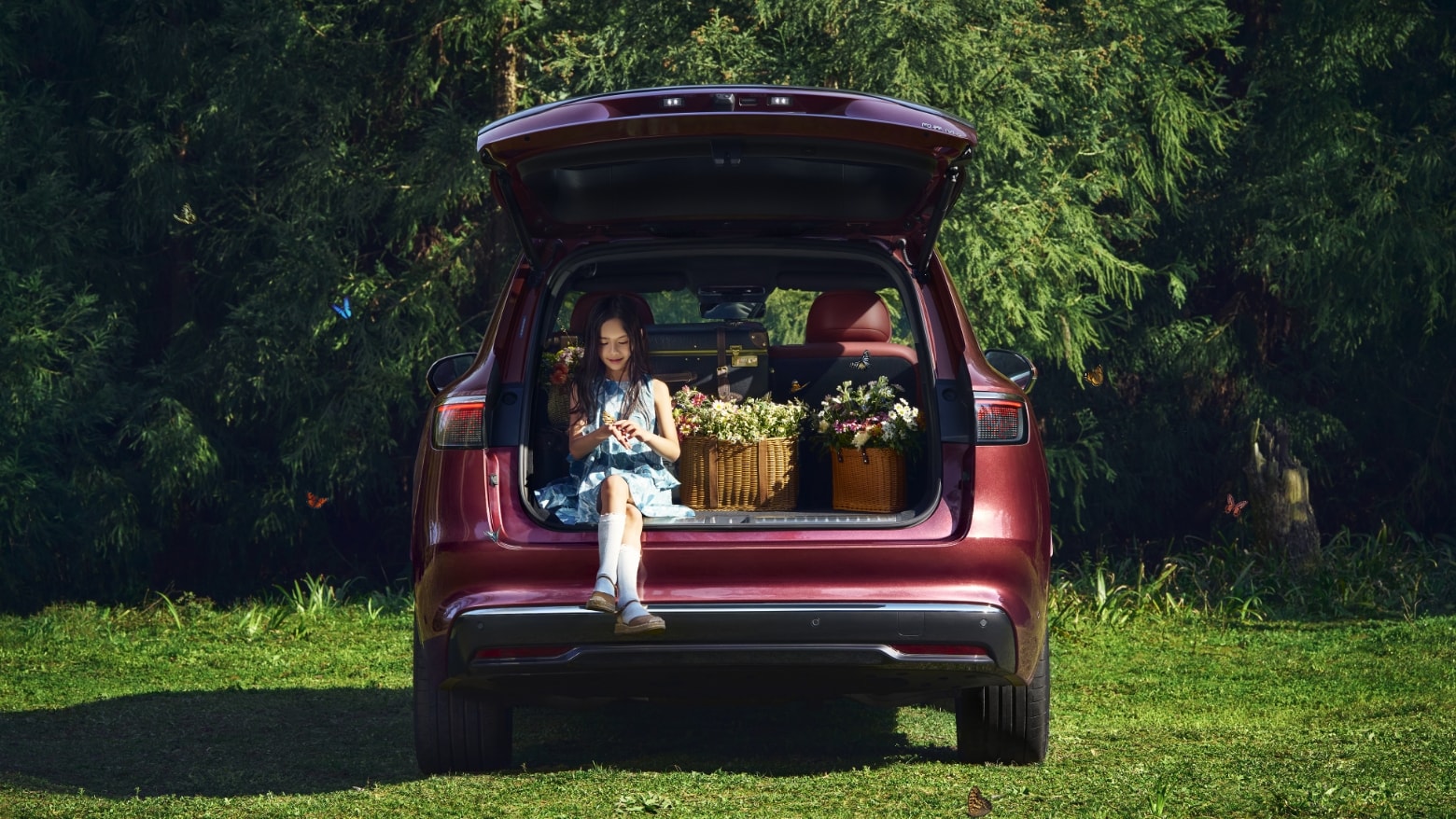 The Galaxy-colored AITO M8 with the five-seat trunk open, showcasing the model's expansive cargo space