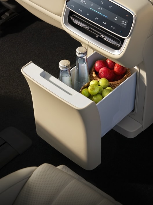 AITO M8 in-car heating and cooling compartment