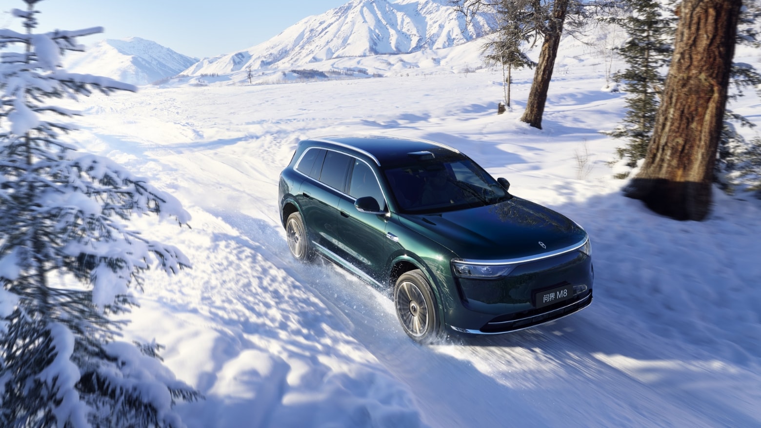An AITO M8 in Prairie Green drives through snow