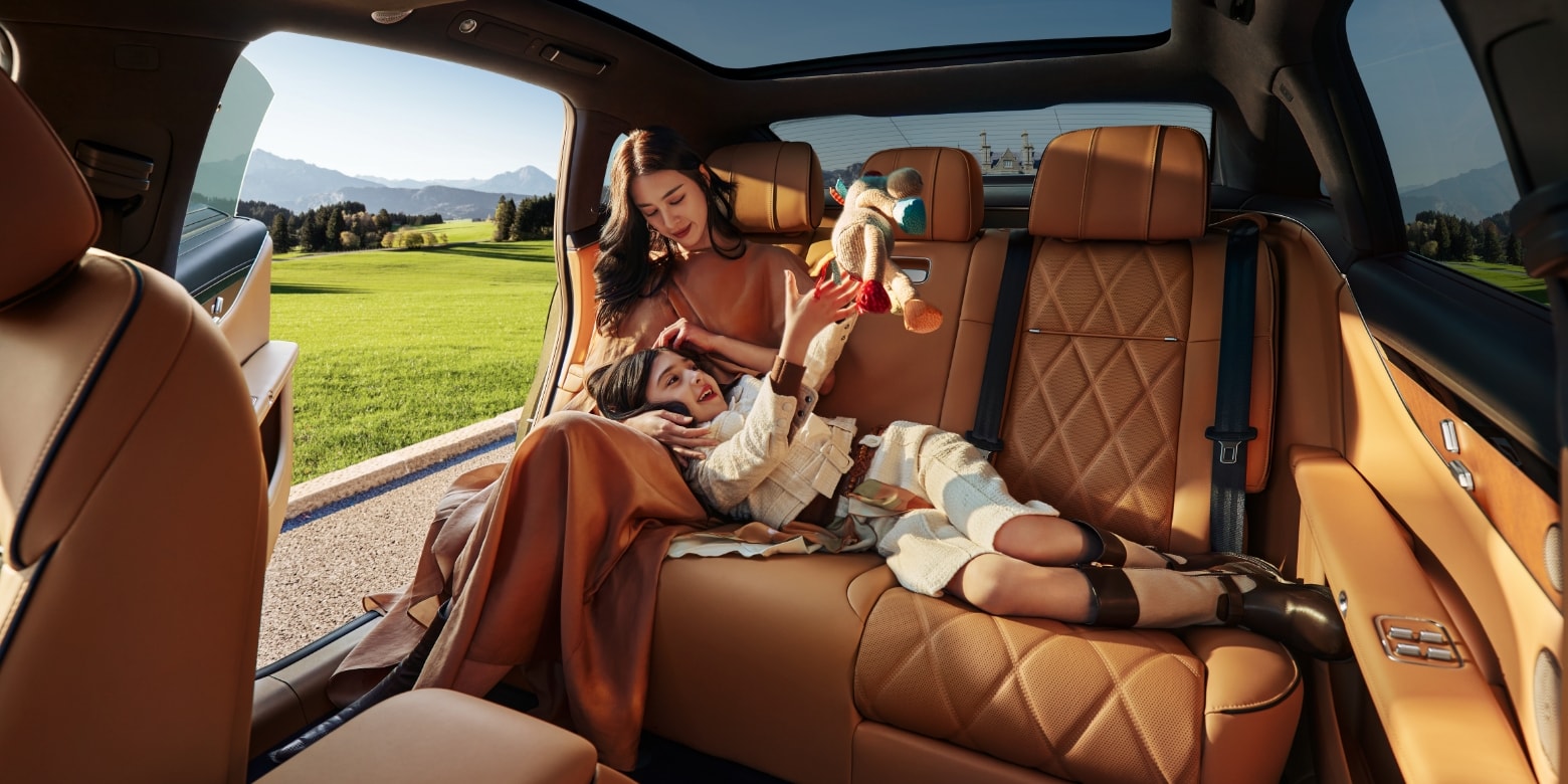 Stelato S9 Spacious Five-Seat Layout