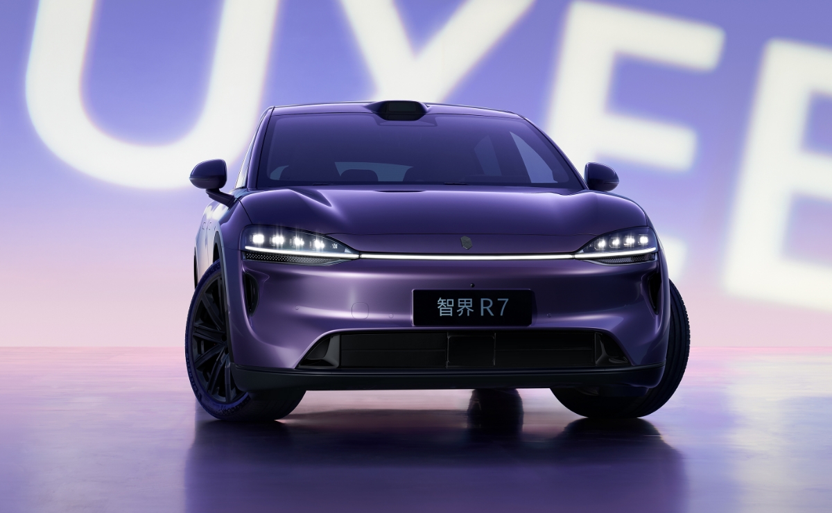 New front fascia design: featuring a newly added Starry Glow Matrix grille and widened side air intakes