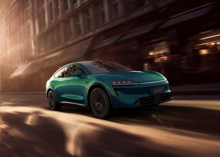 The Luxeed R7 drives steadily off-road, demonstrating its tire blowout stability intervention control function.