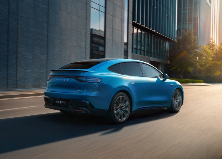 The Luxeed R7 drives across grassland, demonstrating its dynamic steering assist function.