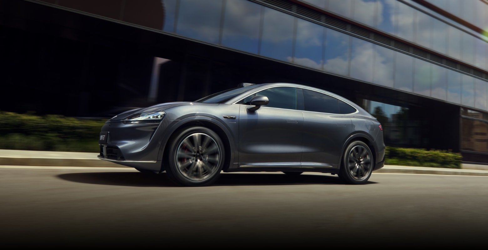 The Luxeed R7 Deep Space Gray BEV drives on the road, showcasing its fast-charging and range performance.