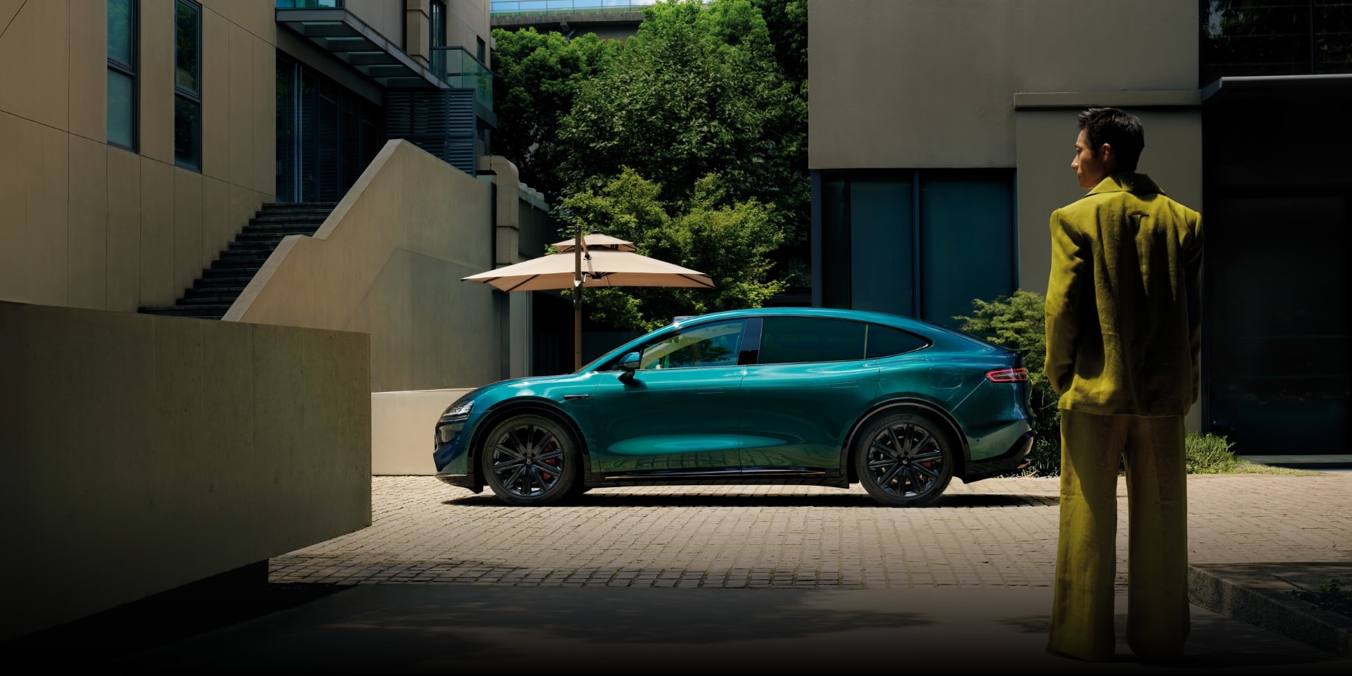 Luxeed R7 Aurora Green side view, showcasing its exceptional driving experience