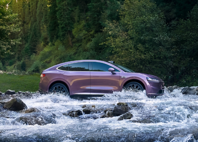 Luxeed R7 driving off-road, showcasing its effortless off-road capability