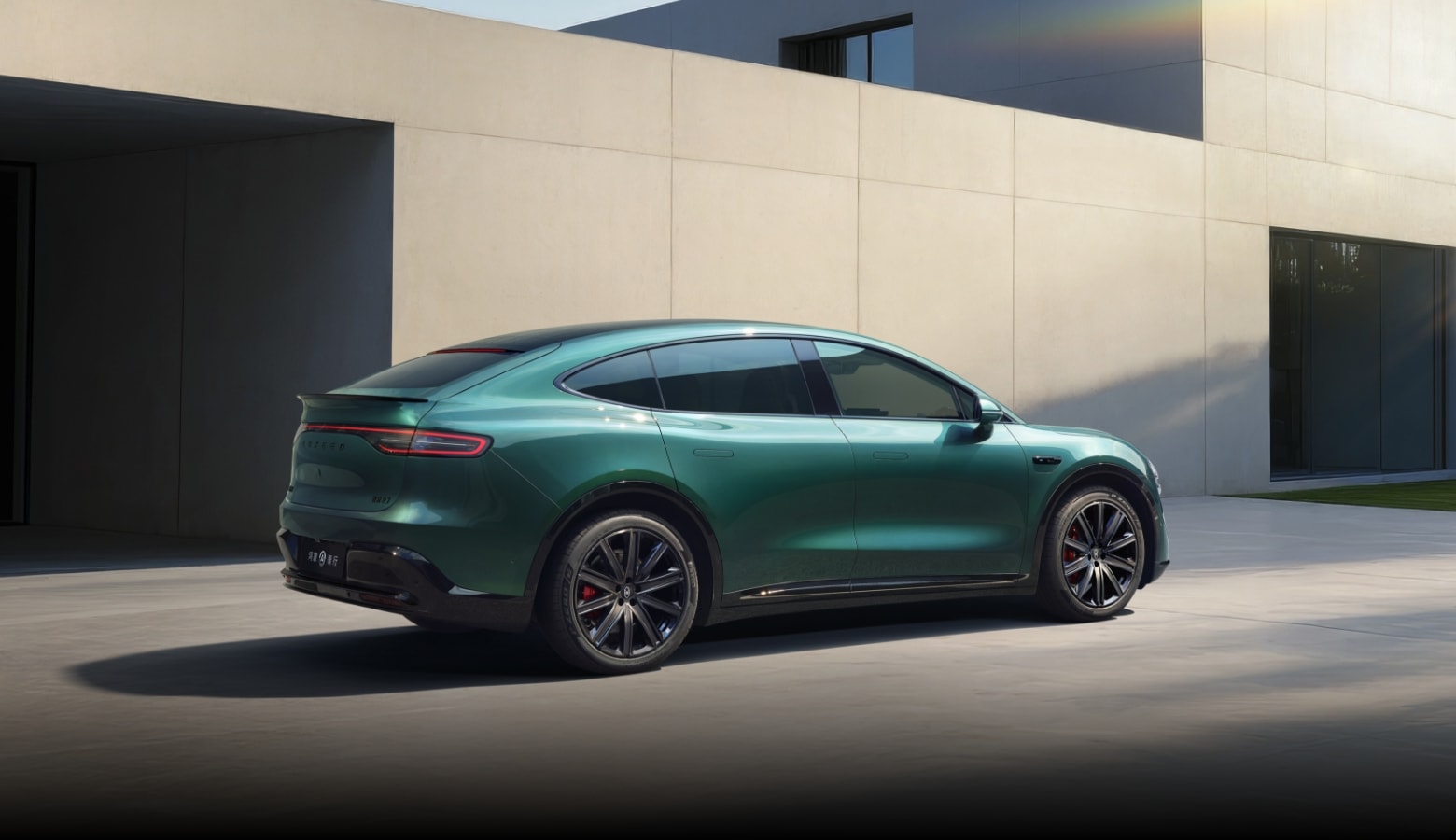 Side view of the Luxeed R7 in Aurora Green, highlighting the vehicle's overall proportions