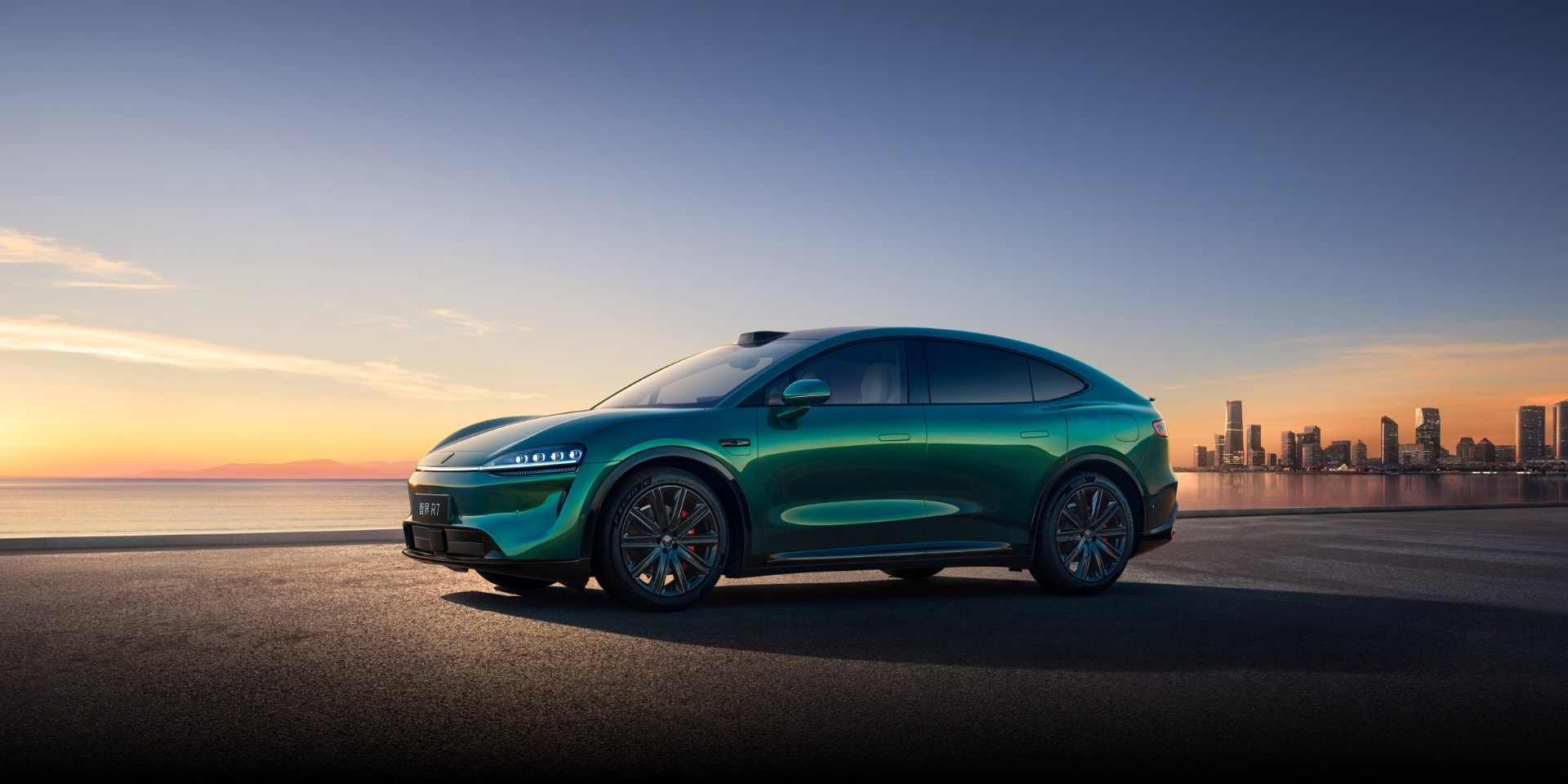 Side view of the Luxeed R7 in Aurora Green, showcasing its distinctive coupe-SUV silhouette