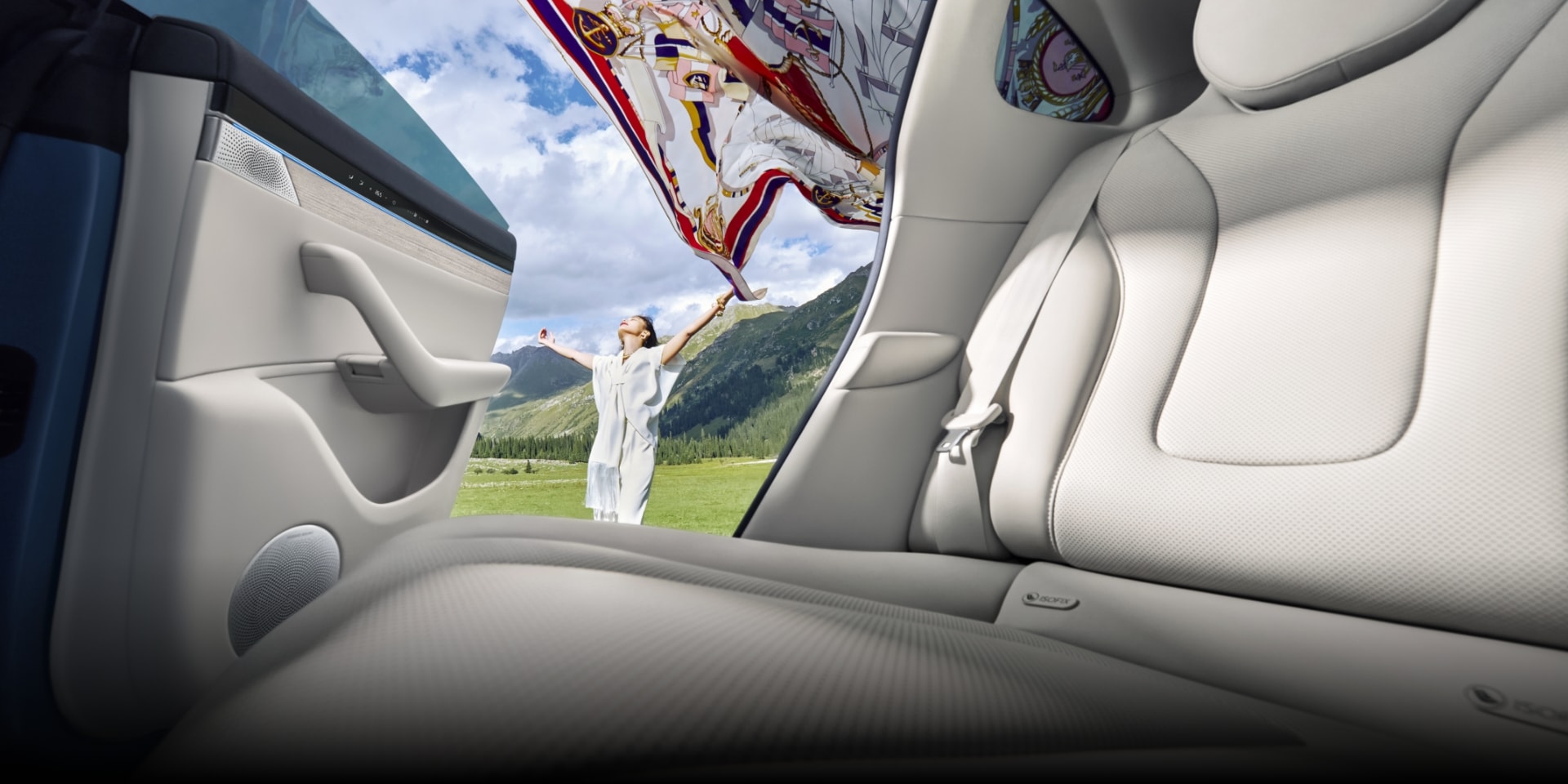 Luxeed R7 interior, showcasing its cabin space