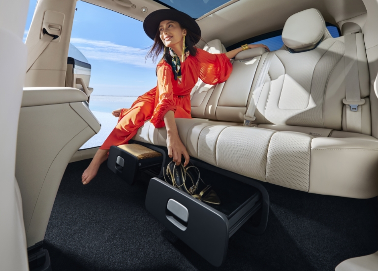 Luxeed R7 rear dual-drawer storage space display