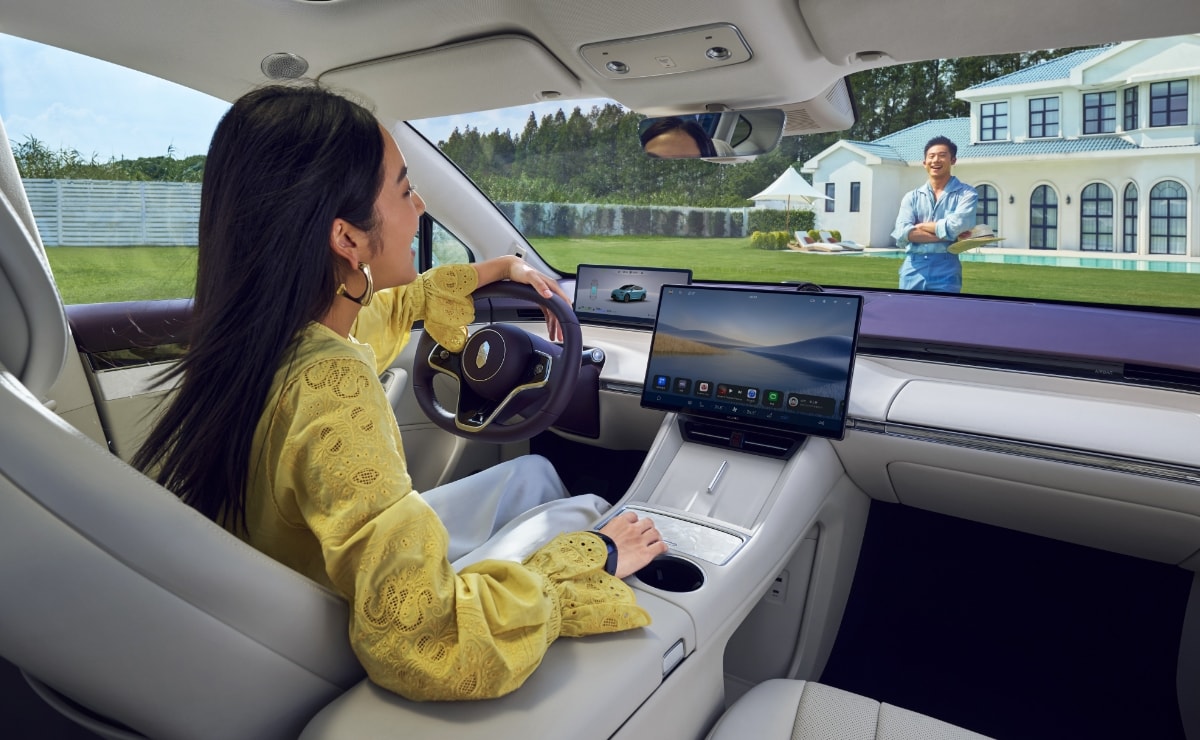 The owner converses effortlessly with someone outside the vehicle, demonstrating the Luxeed R7 window intercom function.