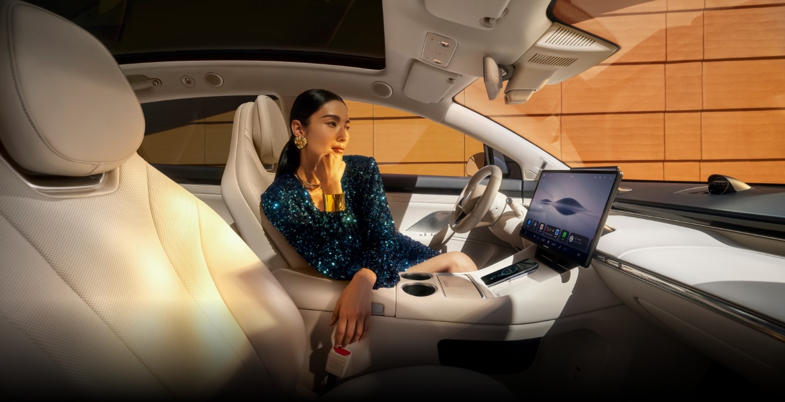 Sound envelops every corner of the Luxeed R7, showcasing the stunning HUAWEI SOUND audio effect.