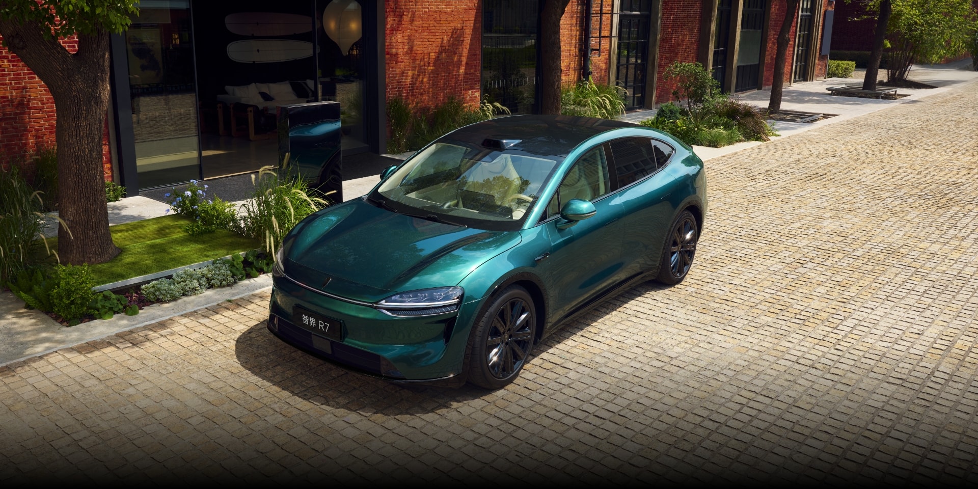 The owner walks toward the Luxeed R7 Aurora Green parked on the road, demonstrating its intelligent assisted driving performance.