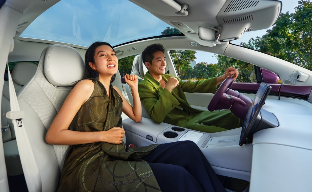 Users sing joyfully inside the vehicle, showcasing the no-microphone karaoke feature with new AI real-time removal of original vocals from any song, unrestricted by apps, and freely adjustable reverb volume.