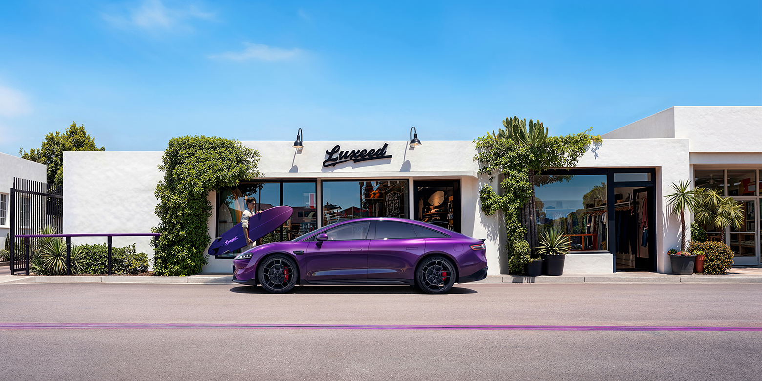 Luxeed New S7 driving on the highway, showcasing an exceptionally long driving range