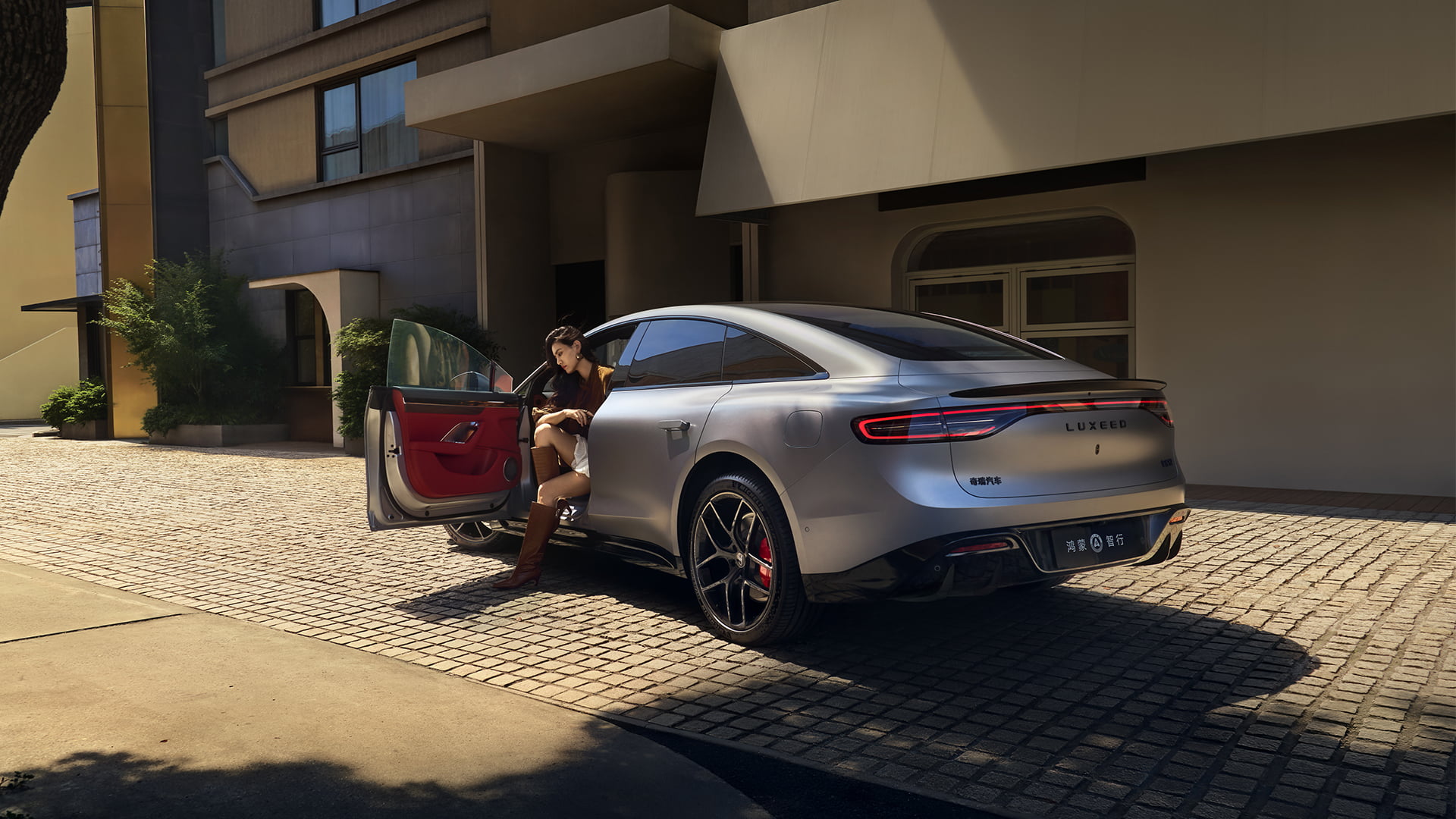 Luxeed New S7 intelligently detecting roadside pedestrians, showcasing its comprehensive safety features