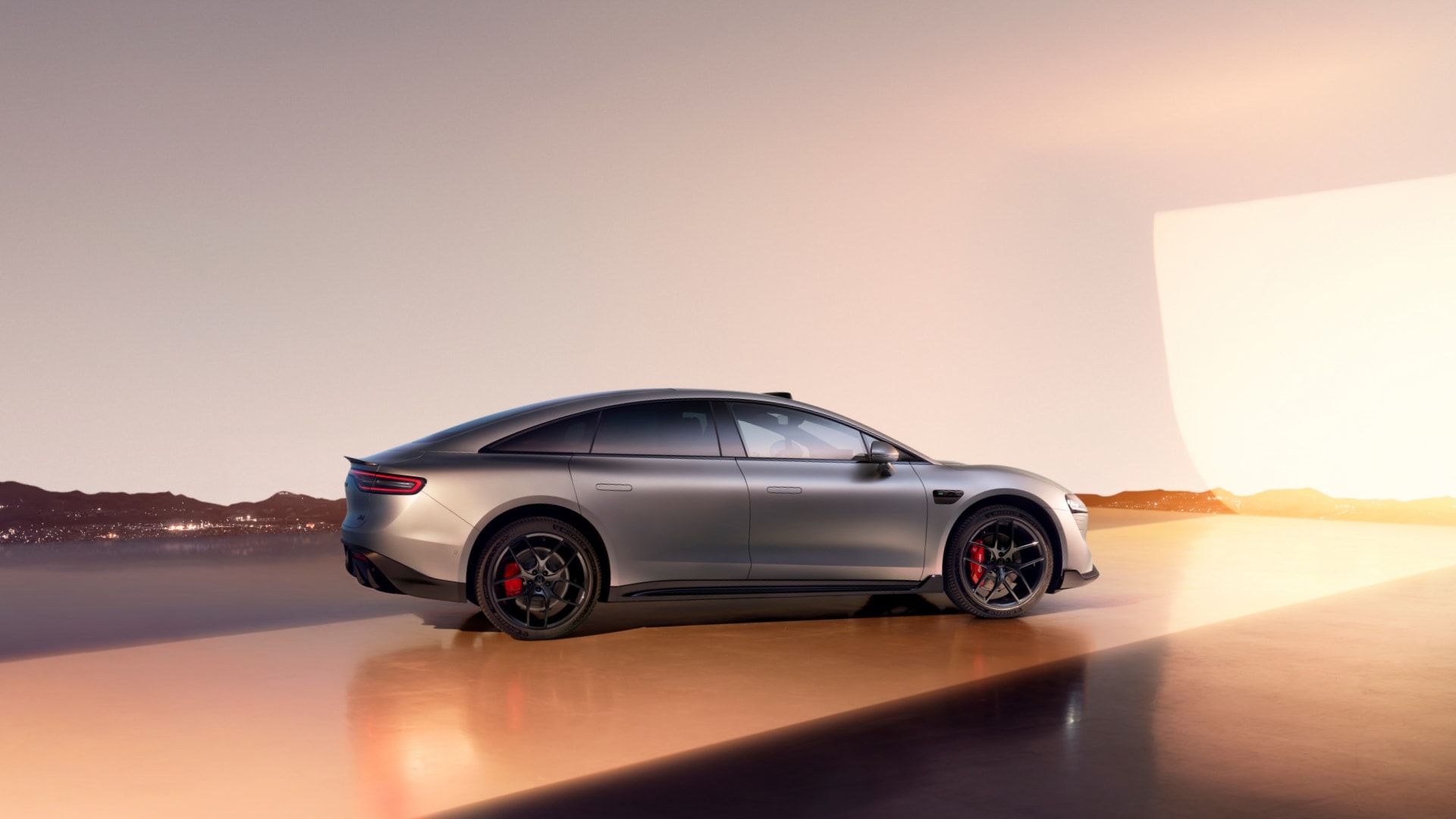 Side view of the Luxeed New S7, displaying vehicle configuration