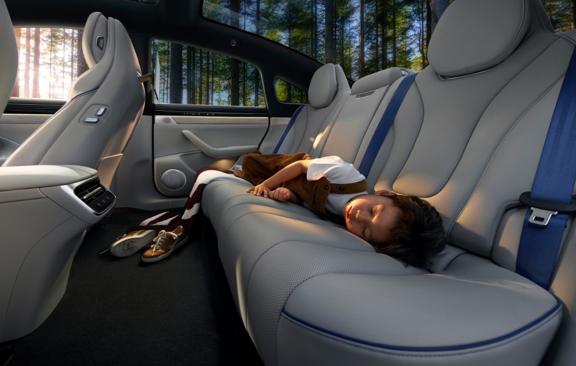 The user sleeps on the rear seats of the Luxeed New S7, showcasing its expansive interior space