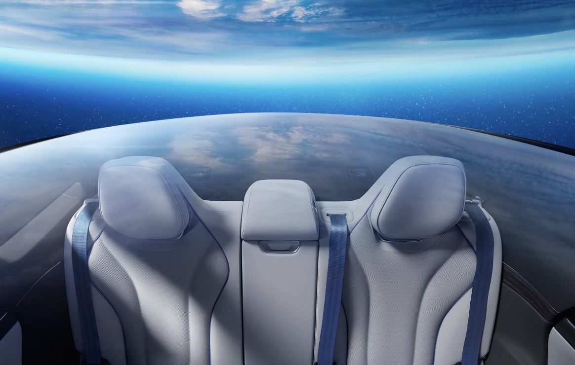 Showcases the panoramic glass roof of the Luxeed New S7, a pure 'Starry Sky Roof'