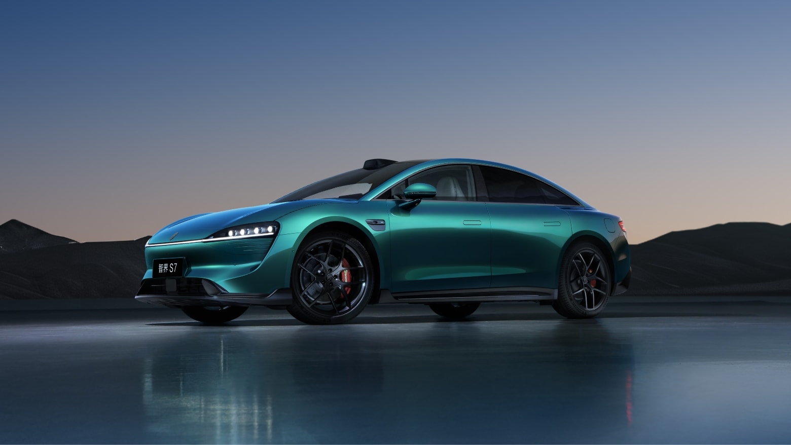 Luxeed New S7 driving on the road, demonstrating intelligent driving technology
