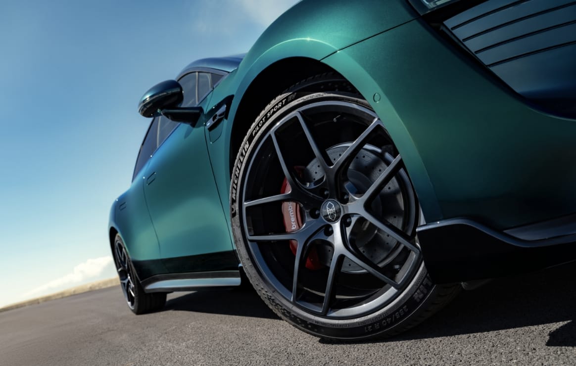 Forged wheels paired with high-performance tires, showcasing the Luxeed New S7's rapid acceleration and stable braking