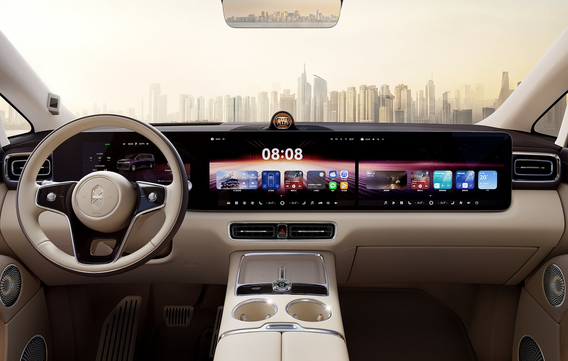 Luxeed V9 Panoramic Triple Screen