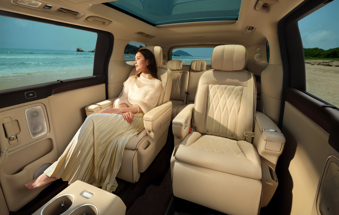 Luxeed V9 Second-Row Ultra-Long Reclining Bench
