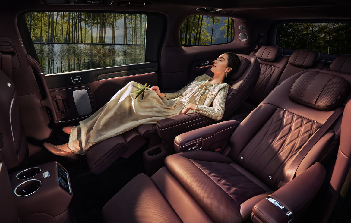 Luxeed V9 Second-Row Zero-Gravity Seat 123° Reclining Posture