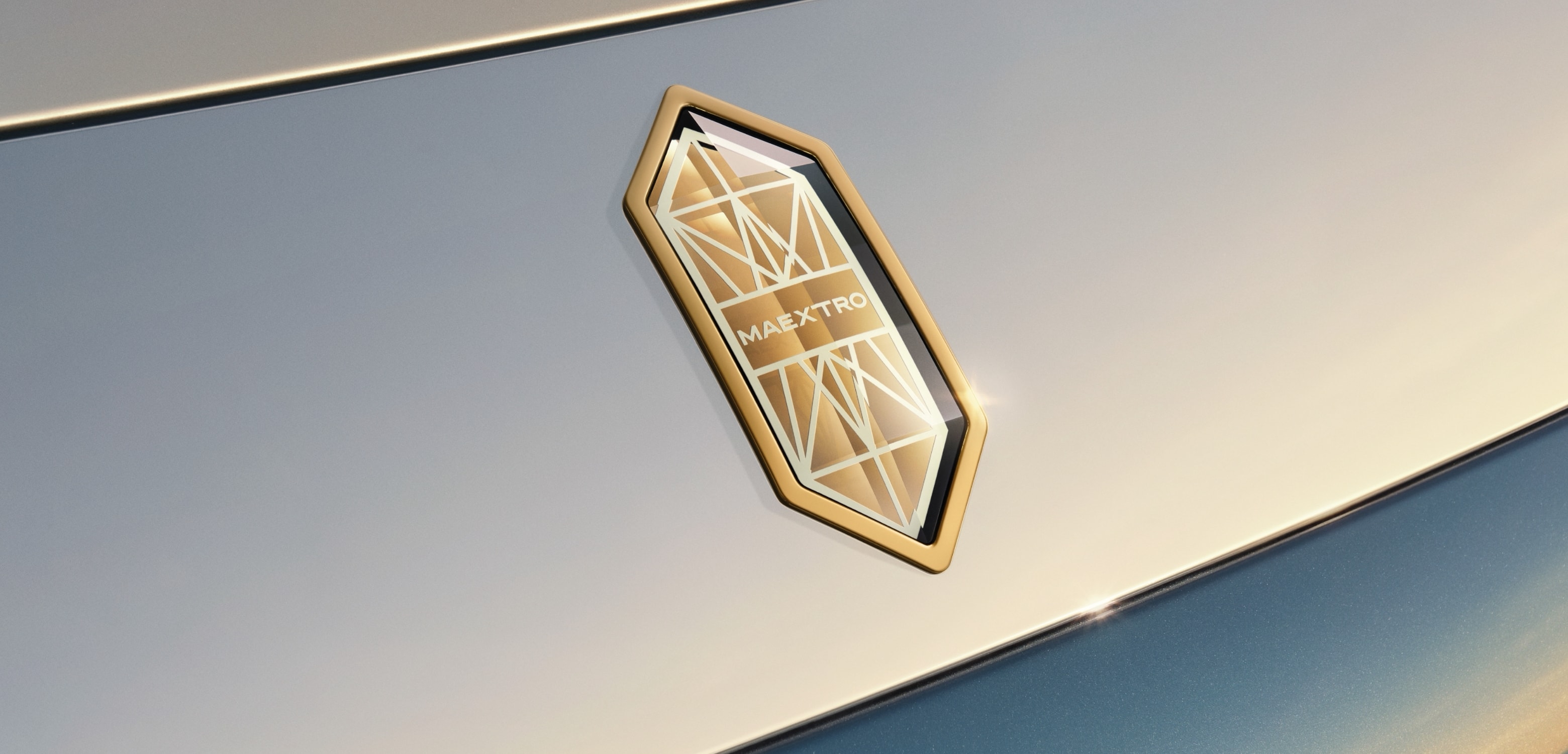 Maextro S800 Grand Design – Front View with Gold Three-Dimensional Faceted Emblem