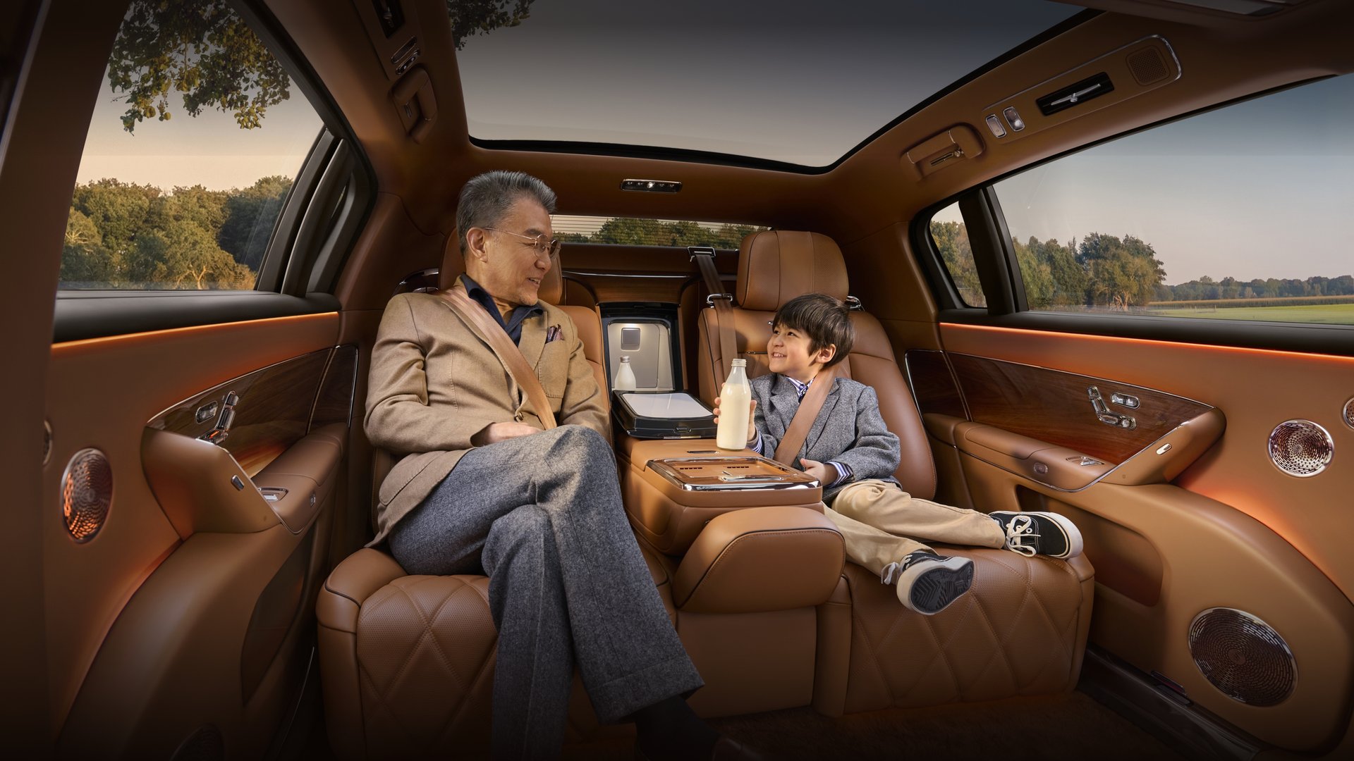 Rear-seat perspective of the Zun Jie S800 five-seat version