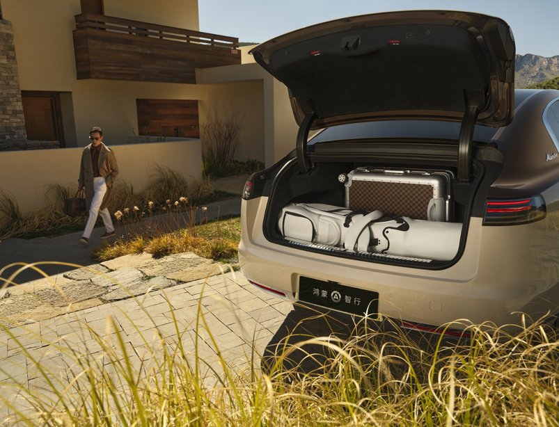Suitcase and golf bag placed inside the Zun Jie S800’s trunk